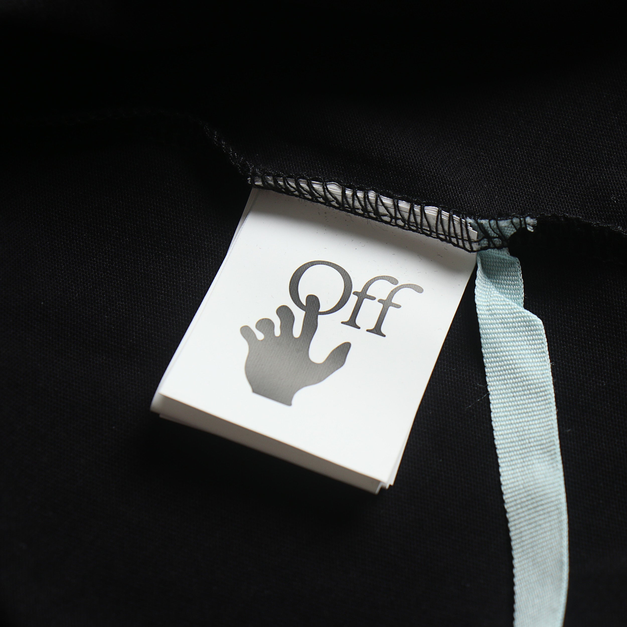Off white linha de alerta amarela